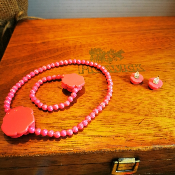 Vintage Small Child Size Bright Pink Resin Rose and Iridescent Bead Jewelry Set - Picture 7 of 12